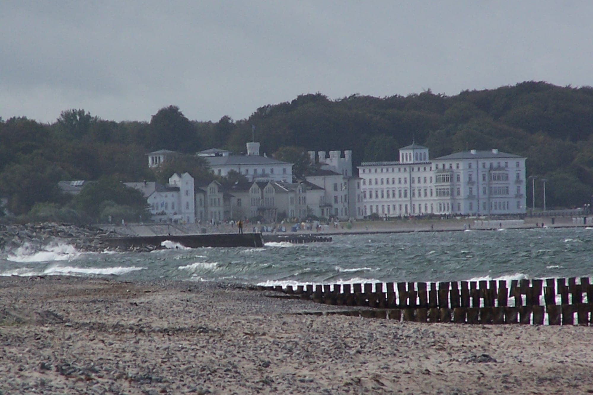 Heiligendamm in der Ferne hinter der Küste