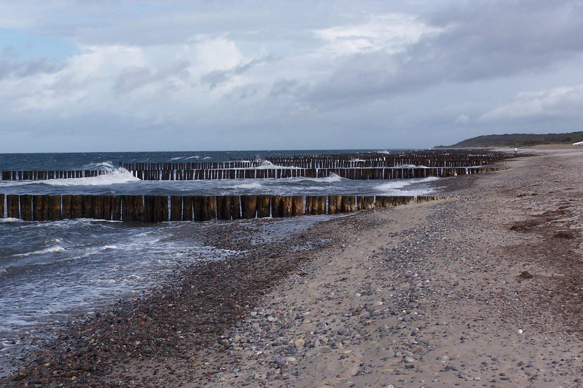 Strand mit Buhnen in Richtung Rostock