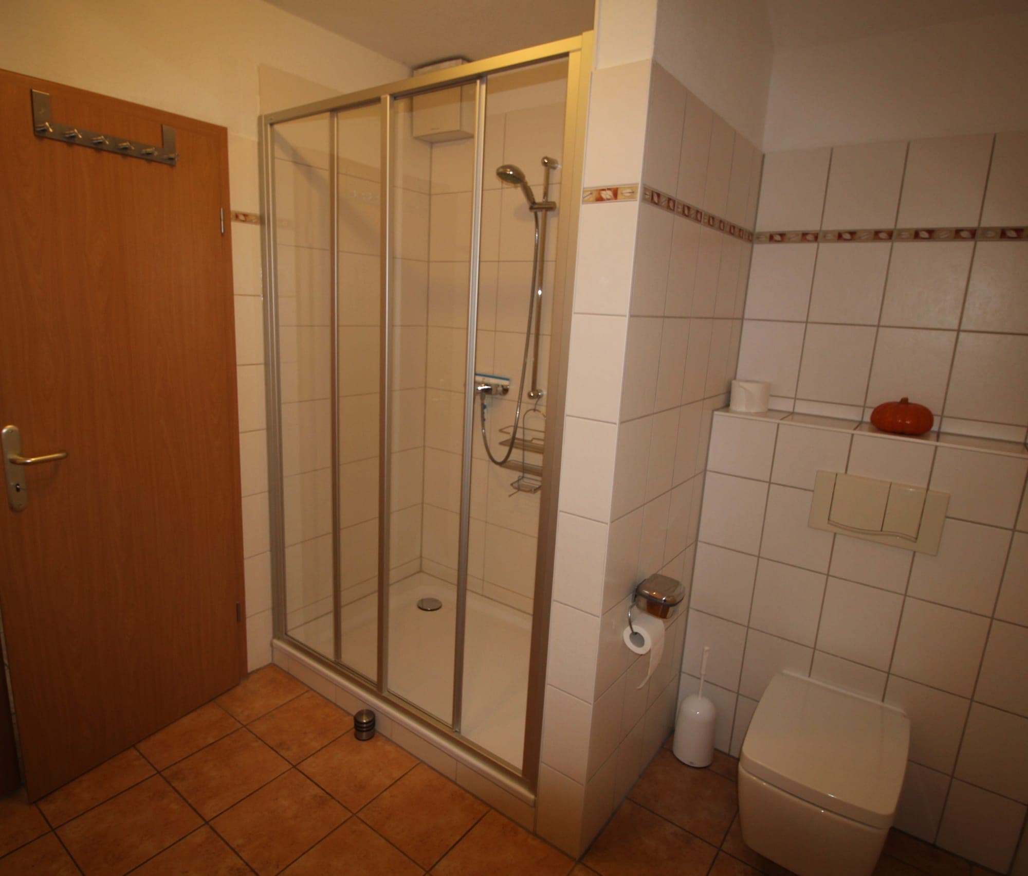 Badezimmer mit Dusche und WC